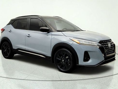 Used 2023 Nissan Kicks SR w/ SR Premium Package FWD image 3