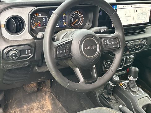 Used 2025 Jeep Gladiator Sport AWD/4WD image 5
