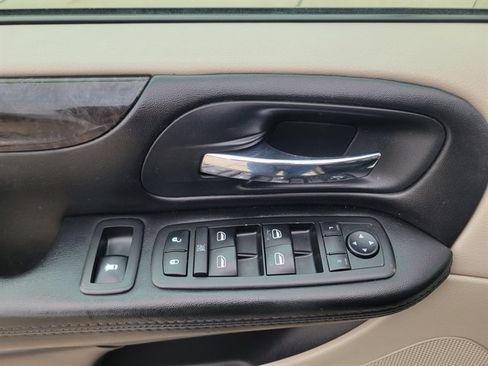 Used 2014 Dodge Grand Caravan SXT image 11