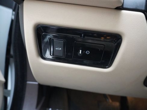 Used 2016 Jaguar XF Premium image 24