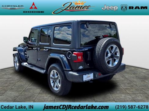 Used 2018 Jeep Wrangler Unlimited Sahara AWD/4WD image 3