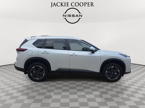 Used 2024 Nissan Rogue SV w/ SV Premium Package AWD/4WD image 4