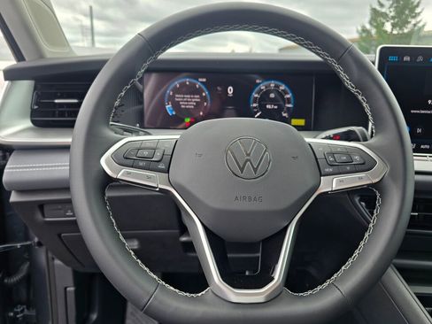 New 2025 Volkswagen Tiguan SE image 21