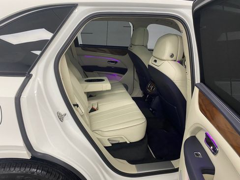Used 2024 Bentley Bentayga image 38
