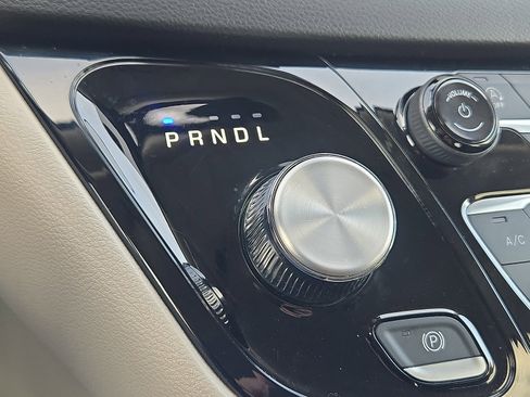 Used 2024 Chrysler Pacifica Touring-L image 13