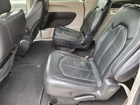Used 2022 Chrysler Pacifica Touring-L image 12