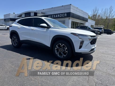 Used 2025 Chevrolet Trax LT w/ Driver Confidence Package FWD image 1