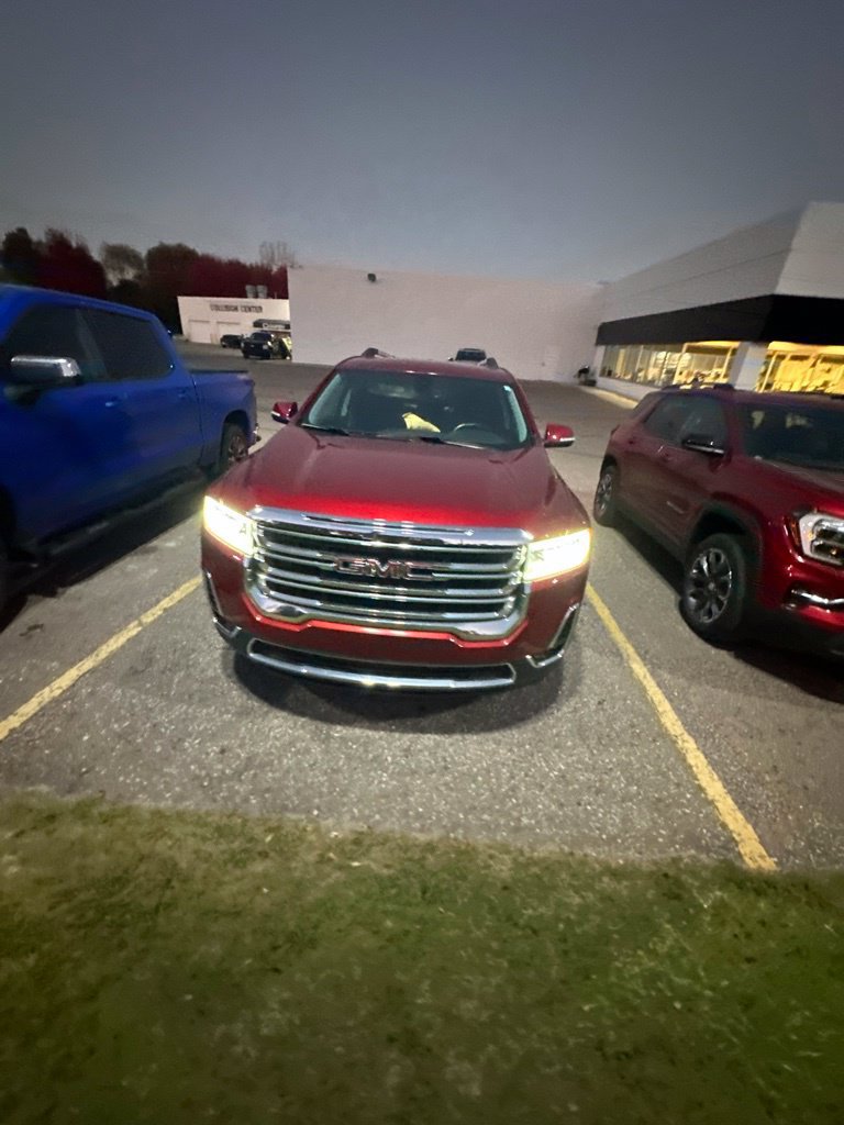 Used 2023 GMC Acadia SLT FWD image 2