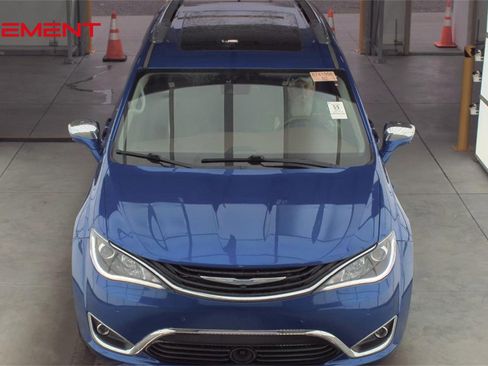 Used 2019 Chrysler Pacifica Limited w/ Advanced Safetytec Group image 2