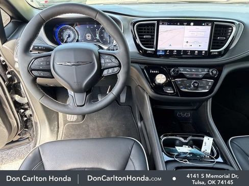 Used 2025 Chrysler Pacifica Limited w/ Trailer Tow Group FWD image 18