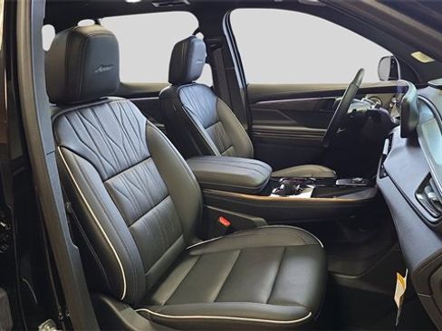 Used 2025 Buick Enclave Avenir image 12