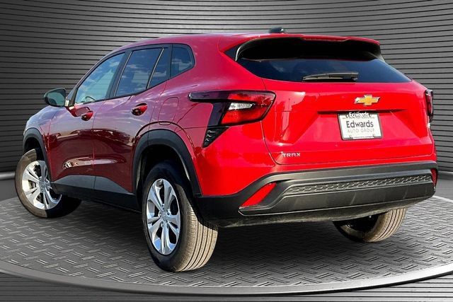 Used 2026 Chevrolet Trax LS FWD image 4