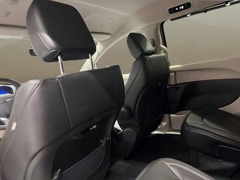 Used 2023 Chrysler Pacifica Touring-L FWD image 18