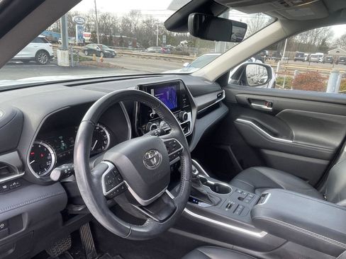 Used 2023 Toyota Highlander XLE image 7