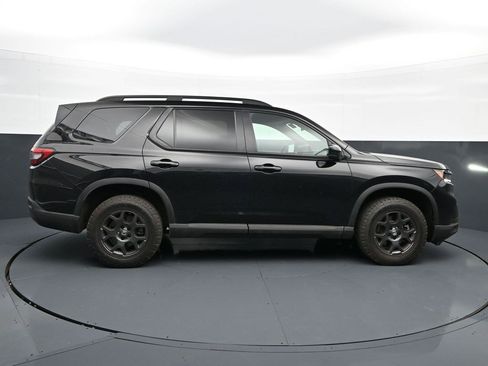 Used 2025 Honda Pilot TrailSport image 8