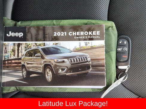Used 2021 Jeep Cherokee Latitude Lux w/ Comfort/Convenience Group AWD/4WD image 43