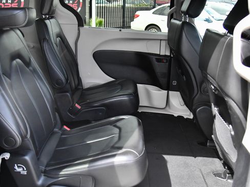 Used 2023 Chrysler Pacifica Touring-L FWD image 48