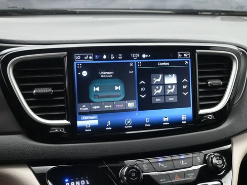 Used 2024 Chrysler Pacifica Touring-L FWD image 14