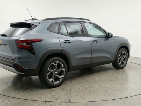Used 2025 Chevrolet Trax LT FWD image 9
