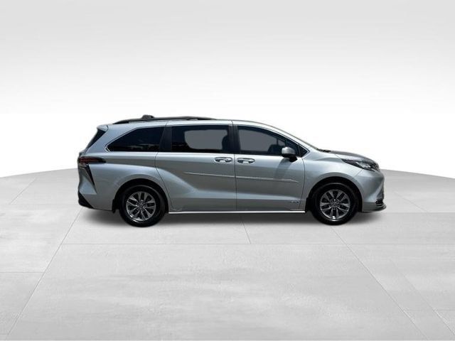 Used 2021 Toyota Sienna XLE FWD image 2