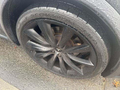 Used 2017 Tesla Model X 90D image 4