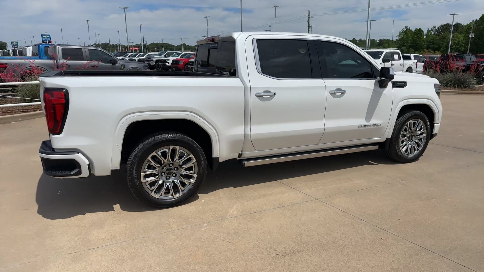 Used 2023 GMC Sierra 1500 Denali Ultimate AWD/4WD image 9
