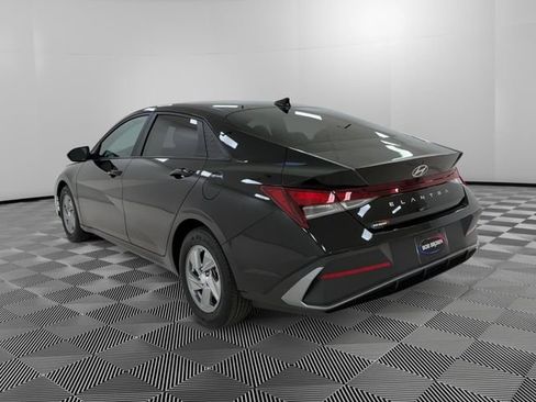 Used 2024 Hyundai Elantra SE FWD image 3