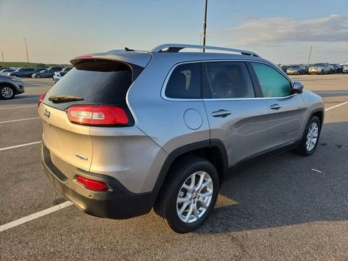 Used 2017 Jeep Cherokee Latitude w/ Safety/Convenience Group FWD image 3