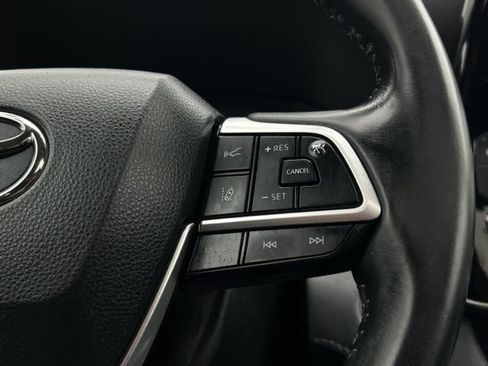 Used 2022 Toyota Highlander XLE image 44