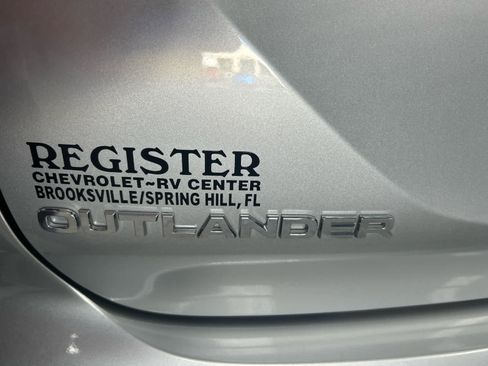 Used 2023 Mitsubishi Outlander SE image 9