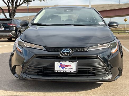 Used 2025 Toyota Corolla LE image 3