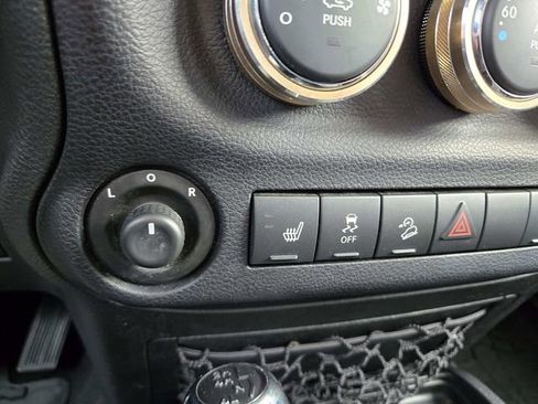 Used 2016 Jeep Wrangler Unlimited Sahara image 28