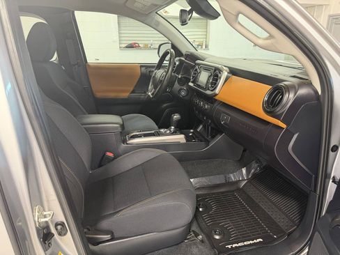 Used 2018 Toyota Tacoma SR5 AWD/4WD image 21