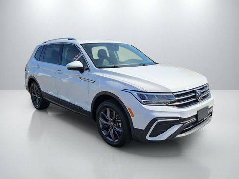 Used 2024 Volkswagen Tiguan SE FWD image 2