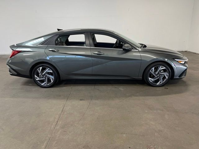 Used 2025 Hyundai Elantra Limited FWD image 2