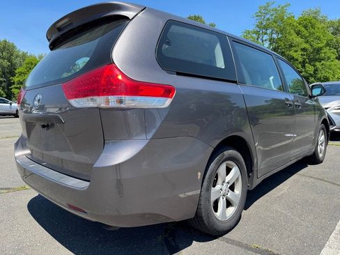 Used 2011 Toyota Sienna FWD image 4