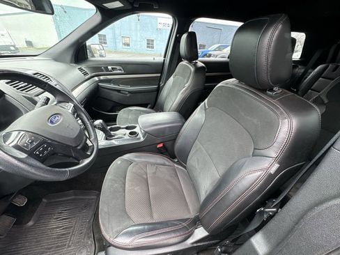Used 2018 Ford Explorer XLT w/ Equipment Group 202A image 11