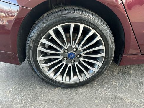 Used 2017 Ford Fusion SE w/ Fusion SE Technology Package image 25