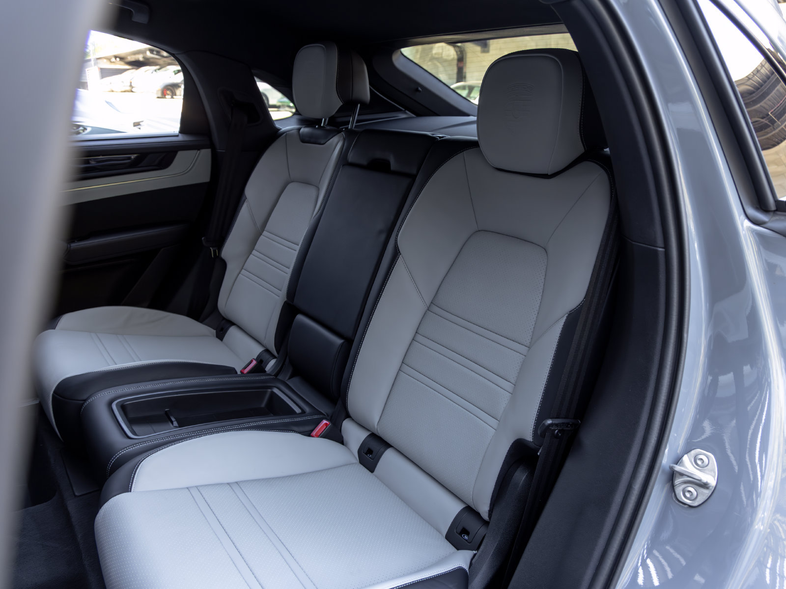 Certified 2024 Porsche Cayenne Coupe AWD/4WD image 43