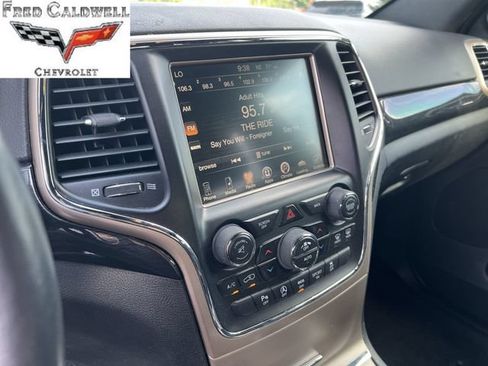 Used 2017 Jeep Grand Cherokee Laredo AWD/4WD image 19