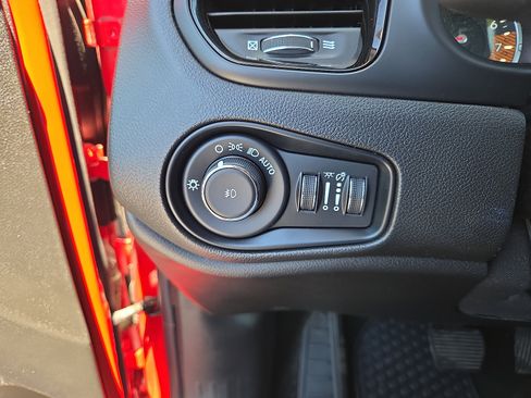 Used 2023 Jeep Renegade Altitude w/ Convenience Group I AWD/4WD image 29