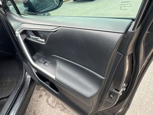 Used 2022 Toyota RAV4 XLE Premium image 20