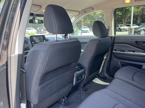 Used 2024 Nissan Pathfinder SV FWD image 18
