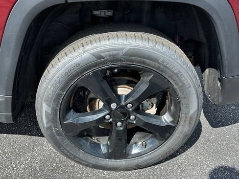 Used 2022 Jeep Grand Cherokee Altitude AWD/4WD image 8