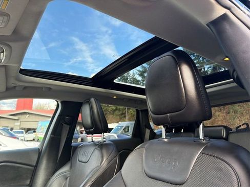 Used 2019 Jeep Cherokee Limited AWD/4WD image 19