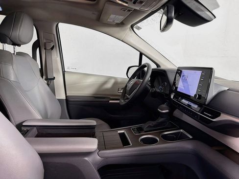 Used 2023 Toyota Sienna XLE FWD image 35