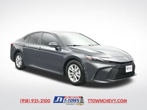 Used 2025 Toyota Camry LE FWD image 16