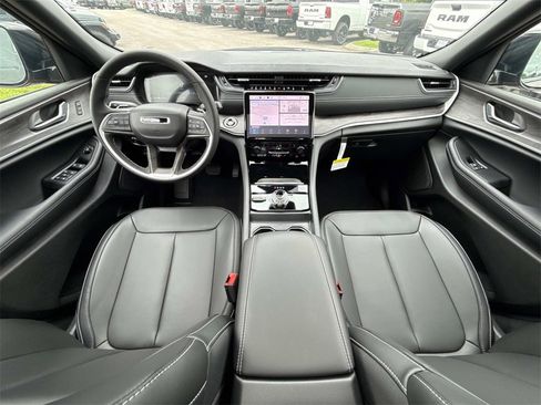 New 2025 Jeep Grand Cherokee Limited w/ Black Appearance Package image 18