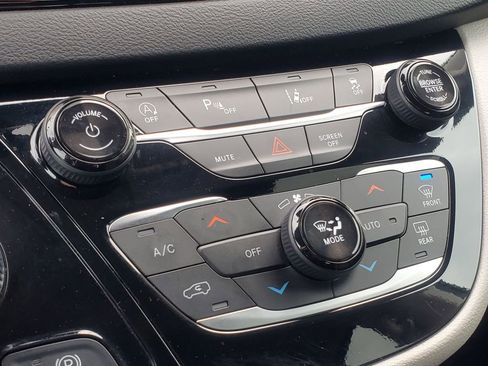 Used 2024 Chrysler Pacifica Touring-L image 28