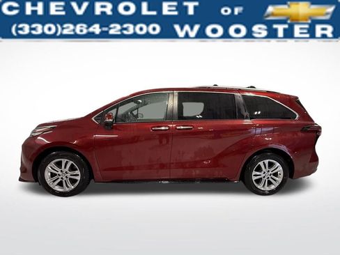 Used 2022 Toyota Sienna Platinum image 3